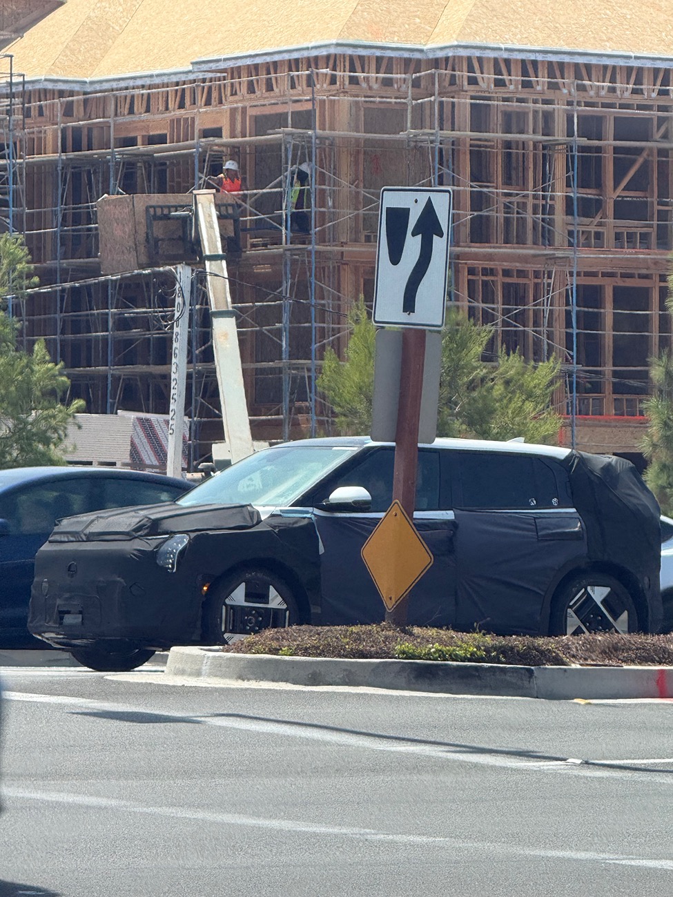 Kia EV3 Spotted: 2027 EV3 testing in US vs. Chevrolet Equinox EV (Irvine, CA  August 2025) IMG_9267